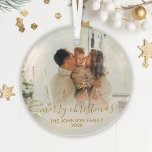 Elegant Gold Script-serie Foto met prettig kerstfe Glas Ornament<br><div class="desc">Elegant Gold Hand heeft de serie met de letters "Merry Kerstmis" geplaatst. Fotoversiering. Biedt uw favoriete familiefoto,  de calligrafie "Merry Kerstmis" in handgeschreven script,  familienaam en jaar. Eenvoudig aan te passen. Het uiteinde van de foto: bewaar uw foto aan vierkant vorm alvorens het te uploaden.</div>