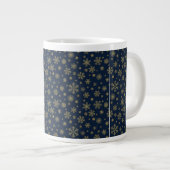 Elegant Gold Snowflake Winter Pattern Grote Koffiekop (Voorkant rechts)