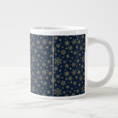 Elegant Gold Snowflake Winter Pattern Grote Koffiekop (Rechts)