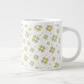Elegant Gold Snowflake Winter Pattern Grote Koffiekop (Rechts)