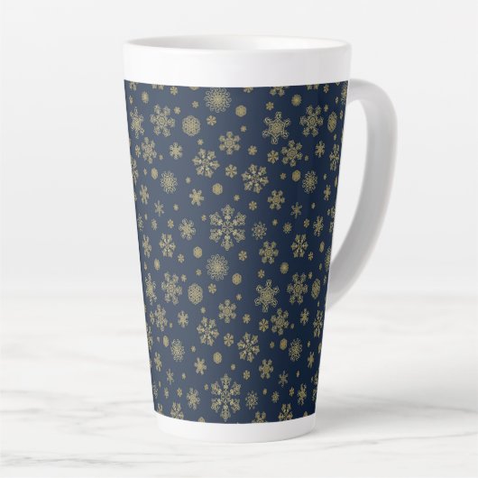Elegant Gold Snowflake Winter Pattern Latte Mok (Rechterhoek)