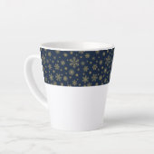 Elegant Gold Snowflake Winter Pattern Latte Mok (Linkerhoek)
