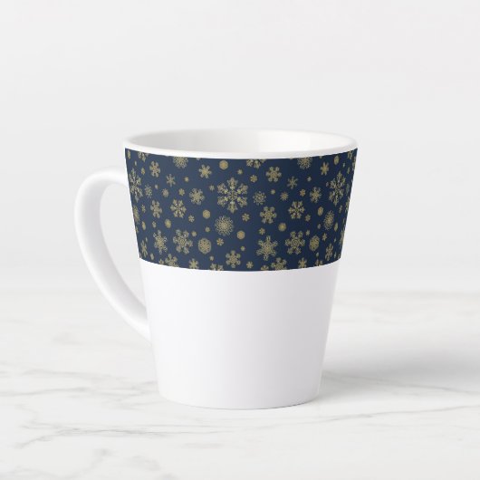 Elegant Gold Snowflake Winter Pattern Latte Mok (Linkerhoek)
