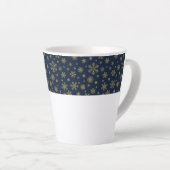 Elegant Gold Snowflake Winter Pattern Latte Mok (Rechterhoek)
