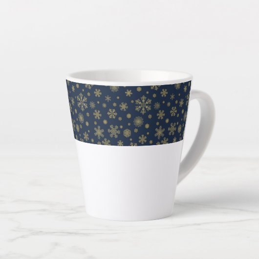 Elegant Gold Snowflake Winter Pattern Latte Mok (Rechterhoek)