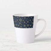 Elegant Gold Snowflake Winter Pattern Latte Mok (Rechts)