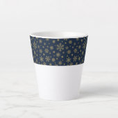 Elegant Gold Snowflake Winter Pattern Latte Mok (Voorkant)
