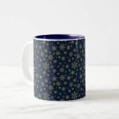 Elegant Gold Snowflake Winter Pattern Tweekleurige Koffiemok (Voorkant links)