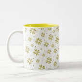 Elegant Gold Snowflake Winter Pattern Tweekleurige Koffiemok (Links)