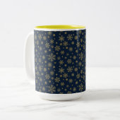 Elegant Gold Snowflake Winter Pattern Tweekleurige Koffiemok (Voorkant links)