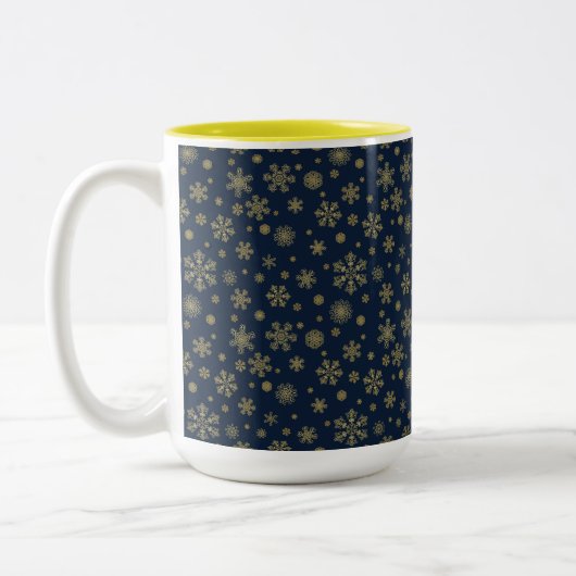 Elegant Gold Snowflake Winter Pattern Tweekleurige Koffiemok (Links)