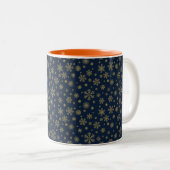 Elegant Gold Snowflake Winter Pattern Tweekleurige Koffiemok (Voorkant rechts)