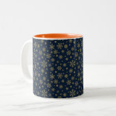Elegant Gold Snowflake Winter Pattern Tweekleurige Koffiemok (Voorkant links)