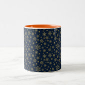 Elegant Gold Snowflake Winter Pattern Tweekleurige Koffiemok (Center)