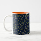 Elegant Gold Snowflake Winter Pattern Tweekleurige Koffiemok (Links)