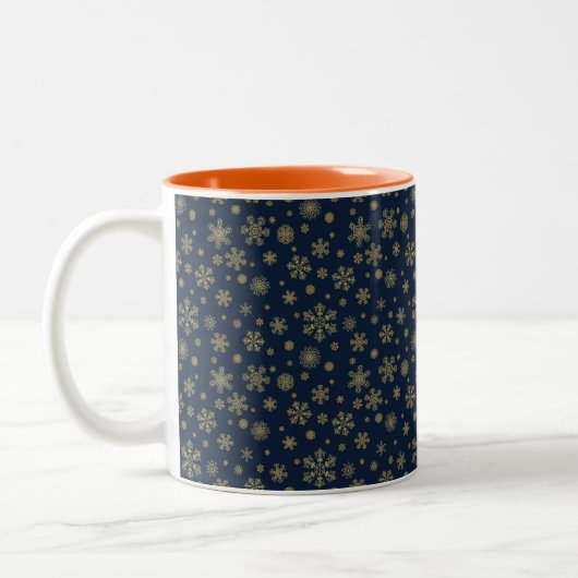 Elegant Gold Snowflake Winter Pattern Tweekleurige Koffiemok (Links)