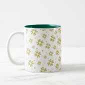 Elegant Gold Snowflake Winter Pattern Tweekleurige Koffiemok (Links)
