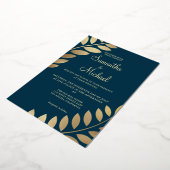 Elegant Gold Tropical Leaves Photo Wedding Real Folie Uitnodiging (Gedraaid)