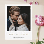 Elegant Gold Typografie Foto Weddenschap Hartelijk Briefkaart<br><div class="desc">Deze simpele foto-bruiloft bedankt je dat je briefkaart sjabloon een elegant, minimalistisch, modern design heeft. De voorzijde bevat uw voornamen onder uw favoriete foto en een bericht 'LOVE and BEDANKT' dat wordt overgebracht met een opvallend mengsel van twee verschillende lettertypen, met 'en' in een licht, stromend script tussen de rest...</div>