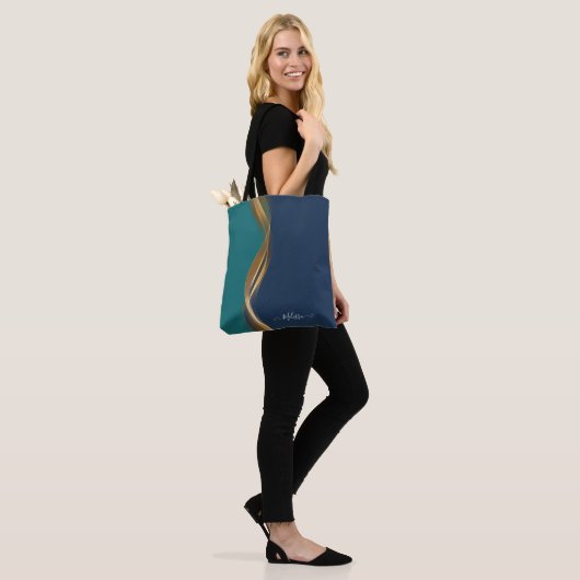 Elegant Gold Wave Blue, Blauwgroen met naam Tote Bag (Op model)