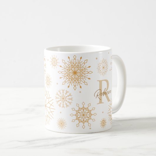 Elegant Gold Winter Geëerd Snowflake Monogram Koffiemok (Voorkant rechts)