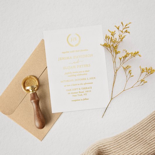 Elegant Gold Wreath Monogram Wedding Folie Uitnodiging