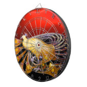 ELEGANT GOLD YELLOW PEACOCK IN RED DARTBORD (Voorkant Rechts)