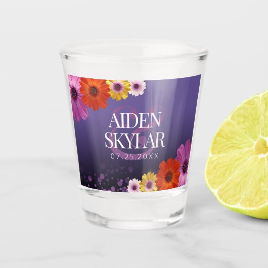 Elegant Golden Daisies met Paarse Glitter Wedding Shot Glas (Voorkant)