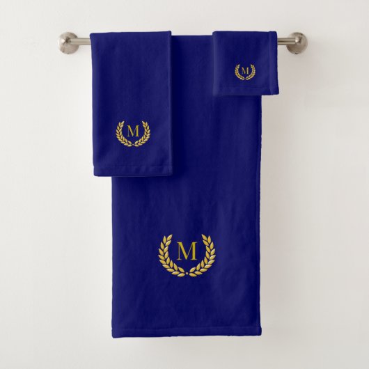 Elegant Golden Laurel & Monogram op Navy Blue Bad Handdoek (Insitu)
