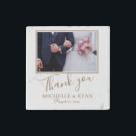Elegant Golden Script Weduwfoto Hartelijk dank Stenen Magneet<br><div class="desc">Elegante gouden script trouwfoto dank u stenen magneet. Een bruiloft gunst magneet met een aangepaste trouwfoto,  bruid en bruidegom `s namen en de bruiloft datum - personaliseren met uw namen en datum en plaats uw bruiloft foto in de sjabloon. Een geweldige manier om uw bruiloftsgasten te bedanken</div>