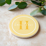 Elegant Golden Yellow Custom Monogram Initiaal Zandsteen Onderzetter<br><div class="desc">Het Elegant ronde gepersonaliseerde onderzetter van de drink van de drank kenmerkt een klassiek initiaal van de douanesusserif in een zonnige gouden geel geel kleur met uw familienaam in modern wit kalligrafiemanuscript tegen een lichtgele gekleurde achtergrond. Een eenvoudige witte cirkel lijst het ontwerp. Het kleurenschema kan worden aangepast om perfect...</div>