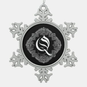 Elegant Gothic Initiaal Q Snowflake Ornament