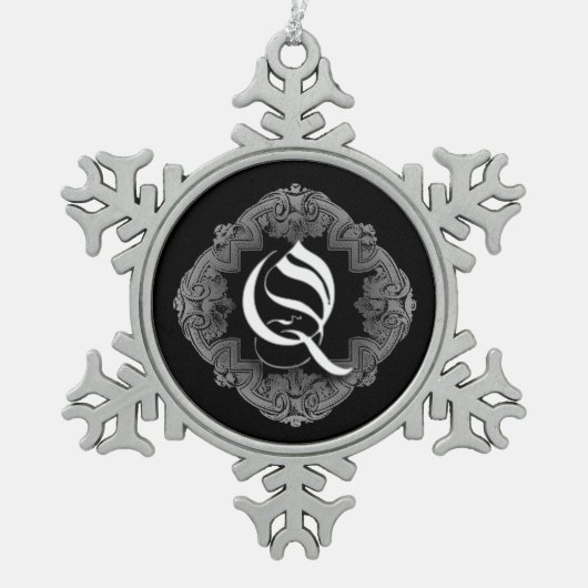 Elegant Gothic Initiaal Q Snowflake Ornament (Voorkant)