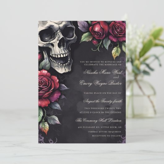 Elegant Gothic Skull & Roses Wedding Kaart (Staand voorkant)