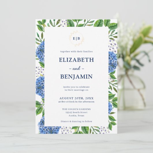 Elegant Goud Blauw Hydrangeas Monogram Bruiloft Kaart (Staand voorkant)