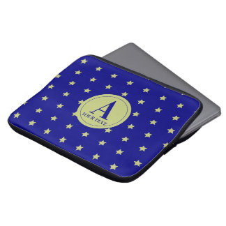 Elegant goud & blauwe sterrenpatroon monogram laptop sleeve