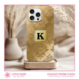 Elegant goud damast patroon monogram iPhone 15 case