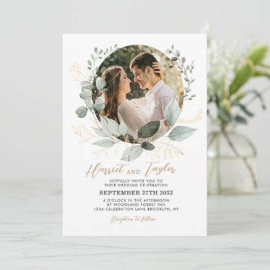 Elegant goud en groen Eucalyptus foto bruiloft Kaart (Staand voorkant)