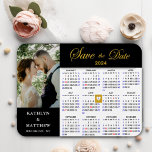 Elegant Goud Glitter Script Photo Save the Date Magneet<br><div class="desc">Elegant Gold Glitter Script ‘Save the Date’ Magnet met jaarlijkse kalender 2024 met een prachtige foto. Laat je familie, vrienden en collega’s weten dat je een datum hebt vastgesteld voor je huwelijksfeest met deze elegante magneet. Om de Gold Heart shaped marker te verplaatsen > klik hieronder op blauw ‘Personaliseren’ >...</div>