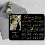 Elegant Goud Glitter Script Photo Save the Date Magneet<br><div class="desc">Elegant Gold Glitter Script ‘Save the Date’ Magnet met jaarlijkse kalender 2024 met een prachtige foto. Laat je familie, vrienden en collega’s weten dat je een datum hebt vastgesteld voor je huwelijksfeest met deze elegante magneet. Om de Gold Heart shaped marker te verplaatsen > klik hieronder op blauw ‘Personaliseren’ >...</div>