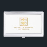 Elegant Goud Grieks Sleutel Binnenlandse Ontwerper Visitekaarthouder<br><div class="desc">Coördineert met de Elegante Gouden Griekse Key Interior Designer White Business Card Template tegen 1201AM. Een faux metallic gouden Griekse sleutel embleem wordt gecombineerd met jouw naam of bedrijfsnaam voor een chique logo op deze gepersonaliseerde visitekaartje houder. © 1201AM CREATIEF</div>