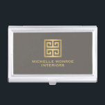 Elegant Goud Grieks Sleutel Interieur Designer Tau Visitekaarthouder<br><div class="desc">Coördineert met de Elegant Gouden Griekse Key Interior Designer Taupe Business Card Template tegen 1201AM. Een faux metallic gouden Griekse sleutel embleem wordt gecombineerd met jouw naam of bedrijfsnaam voor een chique logo op deze gepersonaliseerde visitekaartje houder. © 1201AM CREATIEF</div>