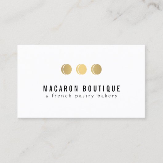 Elegant Goud Macaron Trio Logo op Wit Visitekaartje (Voorkant)