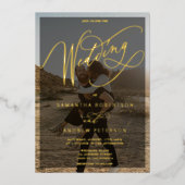 Elegant goud minimalistisch kalligrafieffotobruilo folie uitnodiging (Voorkant)