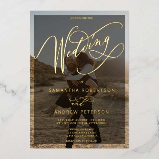Elegant goud minimalistisch kalligrafieffotobruilo folie uitnodiging (Voorkant)