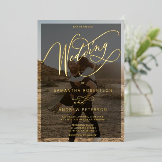 Elegant goud minimalistisch kalligrafieffotobruilo folie uitnodiging (Staand Voorkant)