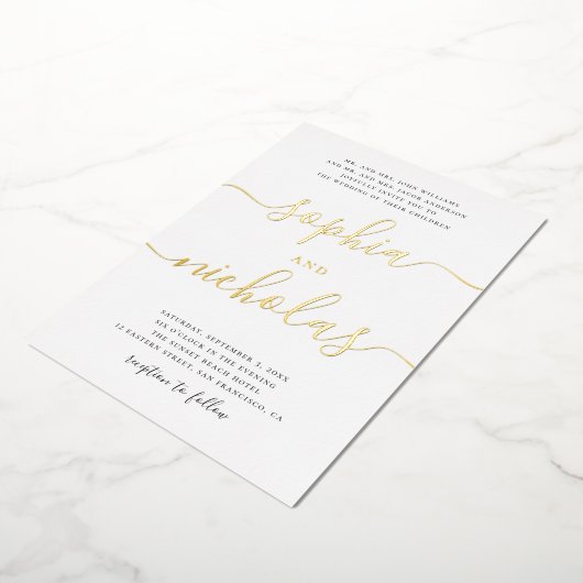 Elegant goud modern calligrafie script bruiloft folie uitnodiging (Gedraaid)