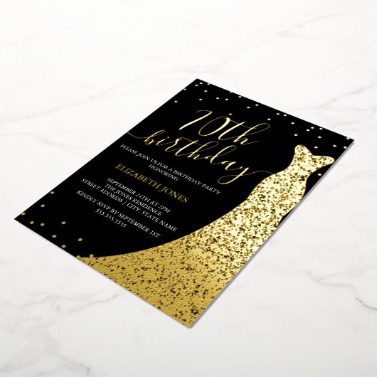 Elegant Goud Zwart Kalligrafie Jurk 70e Verjaardag Folie Uitnodiging (Gedraaid)