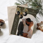 Elegant Goud Zwart Ornamenten TWEE Foto KERSTMIS Feestdagenkaart<br><div class="desc">Verspreid liefde, warmte en feestvreugde met een kaart die de essentie van het seizoen vastlegt. Onze gepersonaliseerde wenskaarten hebben een elegant ontwerp van waterverf kerstversieringen en -ballen en slingers met bladeren en strikken in elegante tinten van goudzwart en tinten van groen met uw foto in een boogvormig lijst. Pas met...</div>