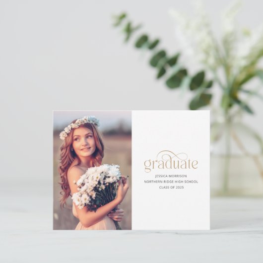 Elegant gouden Afstuderen typografie 2025 Afstuder Briefkaart (Staand voorkant)